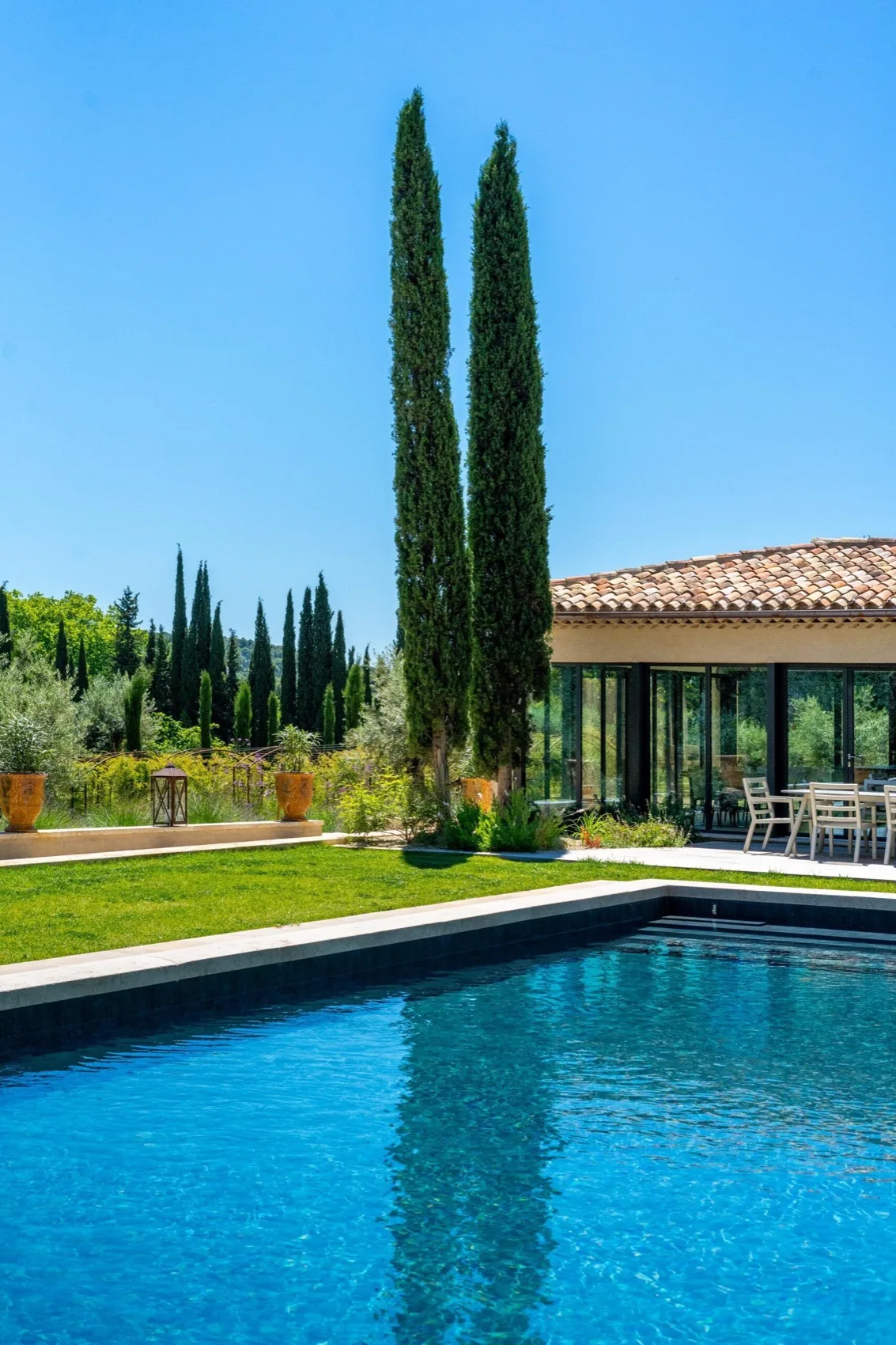 Bastide provençale rénovée avec piscine et cyprès — Francis Guaré
